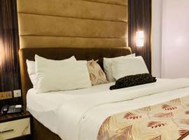 De Bay Lux Hotel & Suites, Lekki, Lagos，位于Maiyegun的酒店