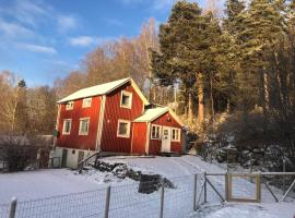 Rotes Schwedenhaus für Familien und Hunde，位于Lugnvik的酒店