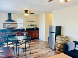 Waterfront Views with King Bed in Solomons Island，位于所罗门斯的酒店