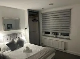 Cozy Town Centre 2 Bed Apartment Close To Historic Landmarks And Great Restaurants