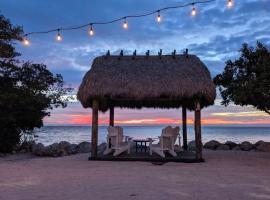 New Lagoon-front townhouse with Marina Day Dreams Key Largo，位于基拉戈的乡村别墅