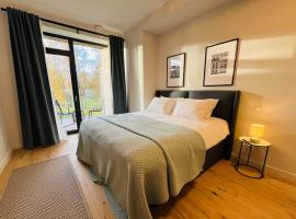 Sunny Albatross apartment with a balcony by the sea，位于Ķesterciems的酒店