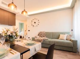 Jacuzzi Luxury 2-Bedroom Apartment Iseo Piazza Garibaldi - Terrace & AC，位于伊塞奥的酒店