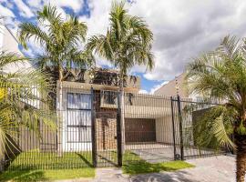 Casa Munique Maringa Com Piscina Ar Condicionado e Churrasqueira，位于马林加的酒店