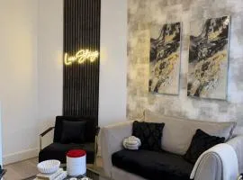 Lux 4 Bedroom House - Jacuzzi Bath Sleeps 9 Free Parking Near Leeds Centre