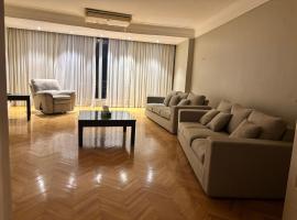 Spacious 3 Bedroom Condo Nile View in Agouza，位于开罗的酒店