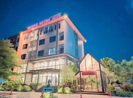 Baan Bangkok 97 Hotel，位于巴吞他尼的带泳池的酒店