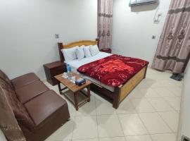 Al Huda Hotel，位于木尔坦的酒店