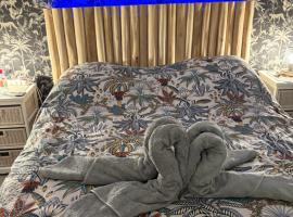 Maison atypique 5 couchages ,2 lits doubles et un lit simple ! avec un grand terrain !animaux bienvenus !wifi netflix écran plat 4k，位于Les Forges的酒店