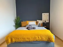 Frankfurt Work and Rest- 4 Bedrooms- 2 WCs- free Parking- 5 Queen size beds- Fast WiFi- roller shutters