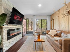 Ski In Ski Out Cabin on Hunter Mtn Seasonal Pool Access w Panoramic Views Hike Swim Fish Relax，位于Lanesville的酒店