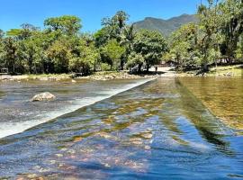 Desfrute no pedaço do paraíso - Recanto das Águas，位于加鲁瓦的酒店