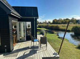 Newly Built Tiny House With River Views，位于Vedelshave的小屋
