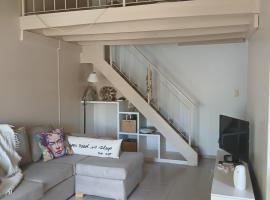 Habitación Privada en una amplia casa a metros de una laguna natural y del Museo Paleontológico de la ciudad，位于特雷利乌的酒店