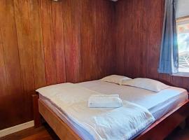 Likat Surf House，位于Tuapejat的青旅