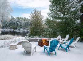 Lakefront Muskoka Cottage with Fire Pit and BBQ，位于卡灵港的酒店