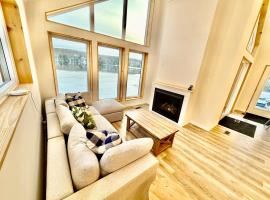 Muskoka Retreat on Bay Lake，位于Emsdale的酒店