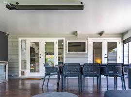 5min to CBD and Sleeps 9 with Spa and EV charger，位于Quarry Hill的酒店