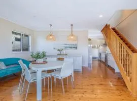 'Pretty Beach Bay Vista' by HolidayCo