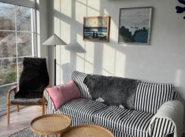 Cozy house in quiet Vik near golf courses & the sea，位于锡姆里斯港的酒店