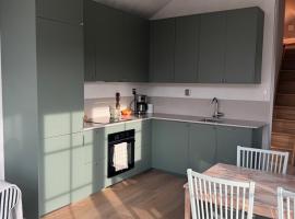 Cozy house in quiet Vik near golf courses & the sea，位于锡姆里斯港的酒店