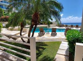 Oceanfront Bliss: 3-Bedroom, Pools & Peloton bike!，位于Cupecoy的酒店