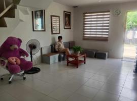 3 Bed room 2-Storey House for Rent，位于Hermosa的酒店