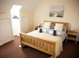 Y-Not Cottages - 1BR, Scenic Edge, Terrace, Parking, Sleeps 4