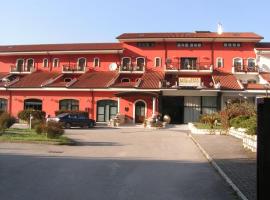 MARCHESINA RESORT srls，位于提加亚诺的带停车场的酒店