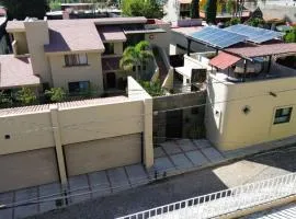 Luxurious 3 Bedroom in Ajijic - Sleeps 6 - Private Gym - Pickleball court -