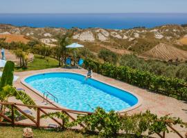 Calàmi - Villa Romeo - Private Apartments with Pool, Seaview & Olive Grove，位于Santa Caterina Dello Ionio Marina的酒店
