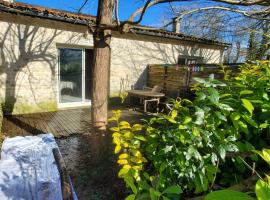 Gîtes de Bourserois，位于Saint-Genis-dʼHiersac的酒店