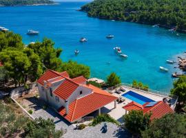 Luxury Villa Kate - in Lucice Bay with turquoise sea, Amazing Seaviews, and Heated Pool，位于米欧纳的酒店