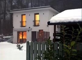 Cicho-Ciszej Dom całoroczny 7-osobowy，位于Gąsawa的酒店