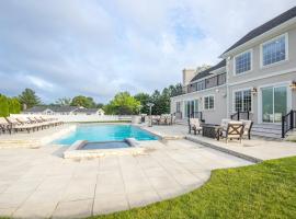 Luxury 4BR Magical Oasis Villa Mansion with Indoor Basketball Court and Pool，位于梅尔维尔的酒店