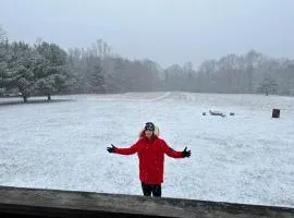 15 miles to Windham Mountain ! King Bed, Game Room, Out Door Patio