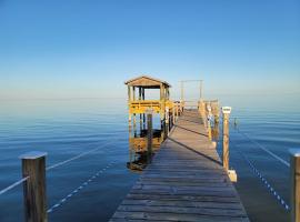 Waterfront Pier Fishing By The Bay，位于Coden的酒店