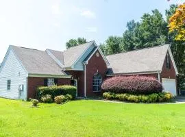 Spacious Vaulted 4BR Family Home Near Mall of GA Sleeps 12
