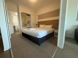 Modern Riverside Suites in Mackay CBD with Pool and Parking