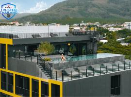 Blu Monkey Hub and Hotel Laguna, Bangtao Phuket，位于邦涛海滩的酒店