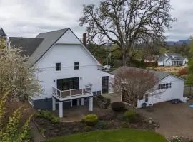 Vintage Terrace - Church chic retreat Hot tub