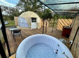 Domo en bosque con jacuzzi，位于图兰辛戈的酒店