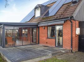 3 Bedroom Cozy Home In Simrishamn，位于锡姆里斯港的酒店