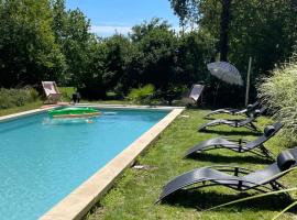 Maison de bourg Charras, 11 personnes, piscine，位于Charras的酒店