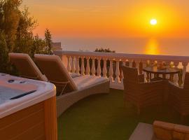 帕拉迪索卡普里住宿加早餐旅馆，位于阿纳卡普里的带泳池的酒店