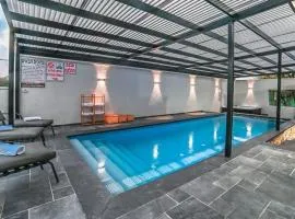 אחוזת סנטוריני - וילה מהממת עם בריכה מחוממת מקורה וג'קוזי בעין יעקב