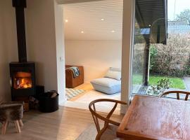 Stylish and peaceful seaside home near it all，位于德拉厄的酒店