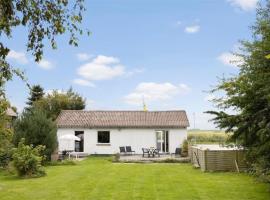 House with large garden, campfire hut，位于霍耶的酒店