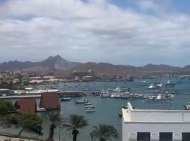 Bed and breakfast Residencial Maravilha，位于明德卢的酒店