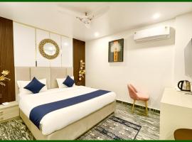 HOTEL - P & D - PALACE Near Kashi Vishwanath Temple - Fully Air Conditioning With Free Wi-Fi Facilities - BEST HOTEL IN VARANASI，位于Rāmnagar的酒店